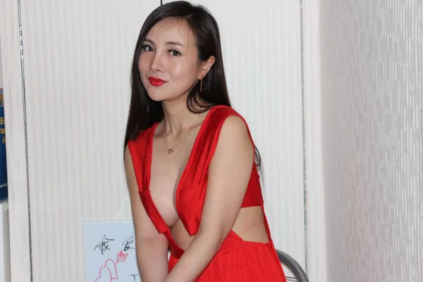 Chinees Model Gan Lulu Rode Jurk Poseert Voor Foto Tijdens — Stockfoto