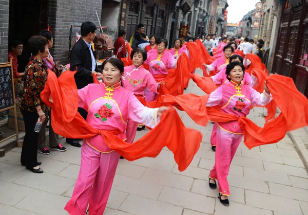 2013년 10월 산둥성 지보에서 국경일을 기념하기 여성들이 — 스톡 사진