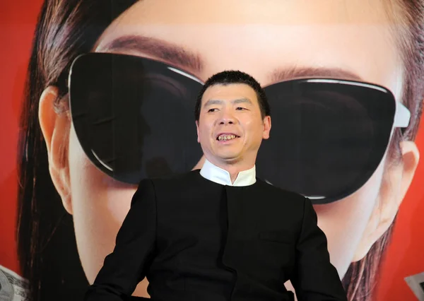 Der Chinesische Regisseur Feng Xiaogang Posiert Auf Einer Pressekonferenz Seinem — Stockfoto