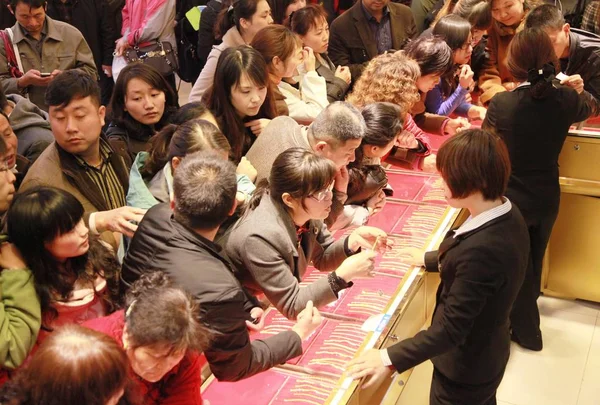 Китайські Покупці Купують Золоті Прикраси Ювелірний Магазин Місті Нанкіні Східна — стокове фото