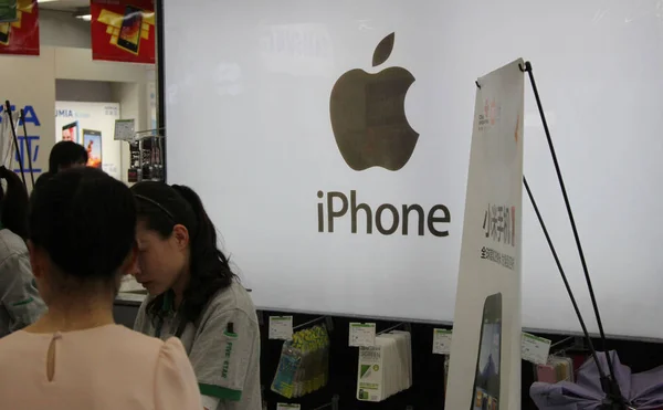 File Egy Kínai Ügyfél Látogatások Egy Boltban Iphone Okostelefonok Nantong — Stock Fotó