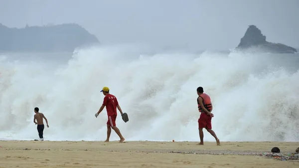 Kinesiska Anställda Kontrollera Säkerheten Strand Innan Typhoon Usagi Anländer Till — Stockfoto