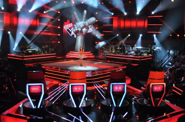 Concursante Para Escenario Durante Episodio Del Reality Singing Show Voice — Foto de Stock