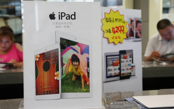 Реклама Ipad Планшетний Комп Ютери Apple Зображений Клієнти Намагаються Ipad — стокове фото