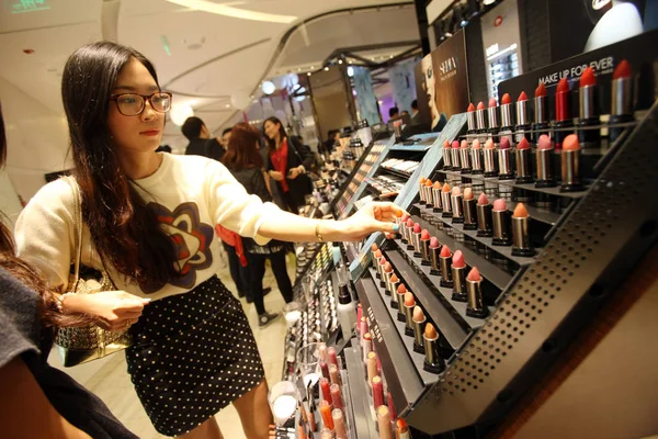2013年10月23日 上海の上海タイムズスクエアに新しくオープンしたレーン クロフォードの旗艦店で 口紅のカウンターで口紅を買うお客様 — ストック写真