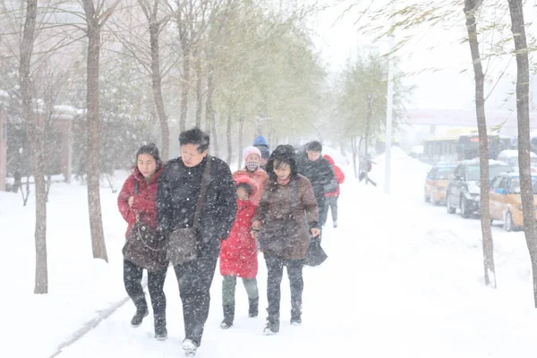 Πεζοί Περπατούν Ένα Δρόμο Μια Χιονοθύελλα Στην Πόλη Χαρμπίν Βορειοανατολική — Φωτογραφία Αρχείου