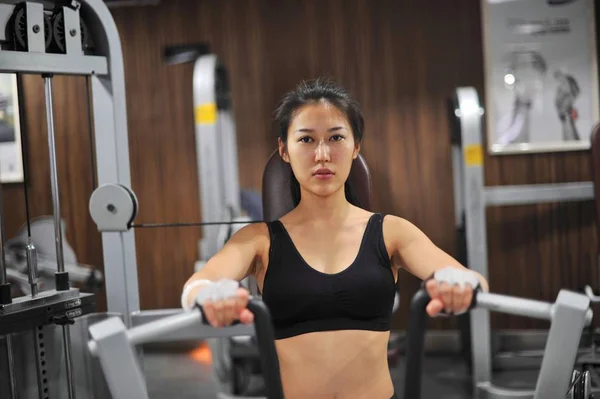 Chinese Model Chen Zijia Does Exercises Fitness Center Beijing China — Stock Photo, Image
