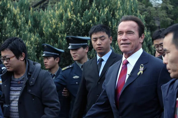 Actor Gobernador Californiano Arnold Schwarzenegger Más Alto Representa Durante Visita — Foto de Stock