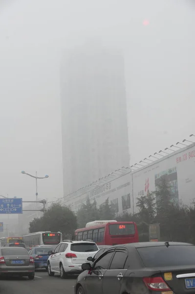 Coches Viajan Una Carretera Smog Jinan Provincia Chinas Shandong Del —  Fotos de Stock