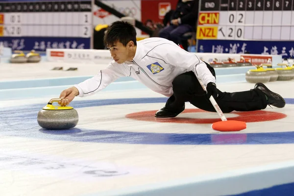 日本の清水哲郎は パシフィック アジア カーリング選手権大会で 韓国との間で石をリリースします 上海の2013 2013 — ストック写真