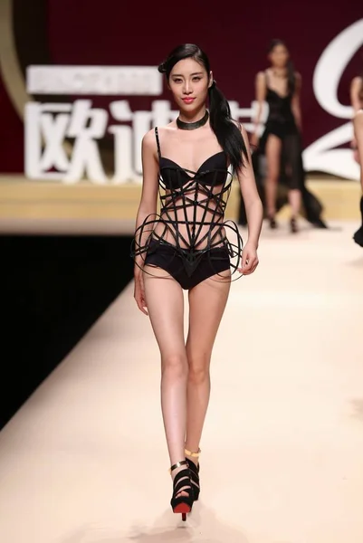 Modelo Muestra Una Nueva Creación Ordifen Cup 2013 China Lingerie —  Fotos de Stock