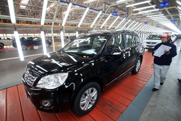 Trabajadores Fábrica Chinos Revisan Suv Que Pasan Por Línea Montaje — Foto de Stock