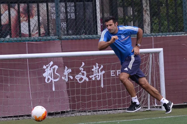 2013年9月19日 在中国北京举行的一次促销活动中 葡萄牙足球明星 皇家马德里的路易斯 菲戈和中国年轻足球运动员一起踢足球 — 图库照片