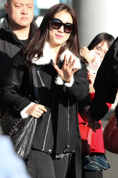 韩国女演员朴信熙 微笑着 在抵达北京首都国际机场后 2013年12月18日 — 图库照片