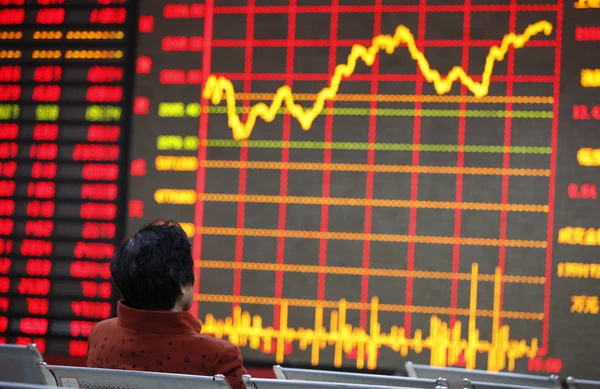 2013年11月14日 中国中部安徽省淮北市一家股票经纪公司的股价 价格上涨为红色 价格下跌为绿色 — 图库照片