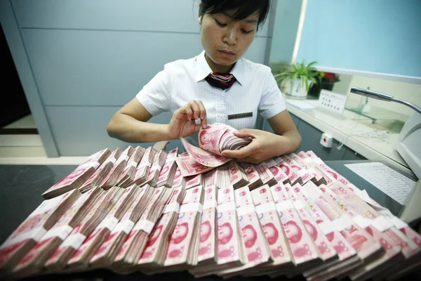 Empleado Chino Cuenta Con Rmb Renminbi Una Sucursal Del Banco —  Fotos de Stock