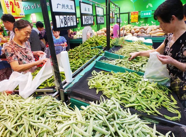 Clientes Compran Verduras Supermercado Ciudad Yichang Provincia Central Chinas Hubei — Foto de Stock