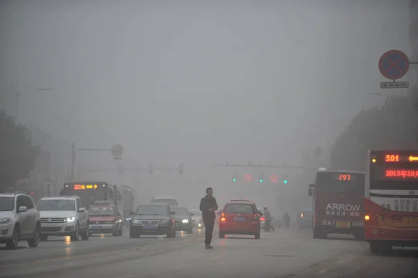 Una Passeggiata Pedonale Attraverso Una Strada Tra Veicoli Smog Pesante — Foto Stock