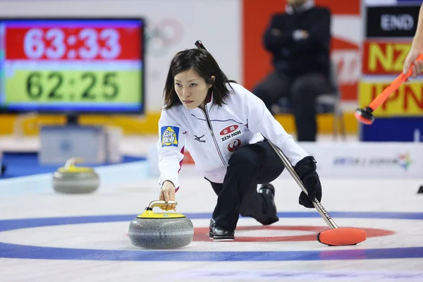 日本の小笠原あゆみが パシフィック アジア カーリング選手権大会 2013 月16日 2013の間 女子第7戦のニュージーランド戦で石をリリースする準備をする — ストック写真