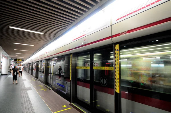 Bir Metro Treni Şangay Bir Metro Istasyonundan Çekiliyor Çin Temmuz — Stok fotoğraf