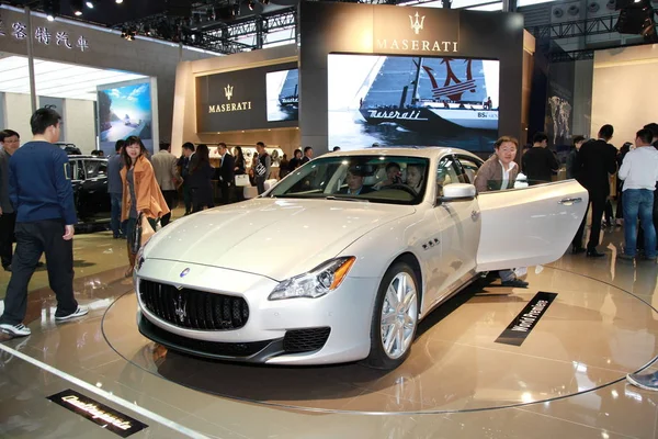 Los Visitantes Prueban Miran Coche Maserati Durante 15ª Exposición Internacional — Foto de Stock