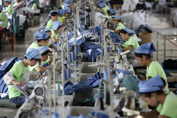 Жіночий Китайський Робітників Шити Одяг Експорту Японію Швейній Фабриці Місті — стокове фото