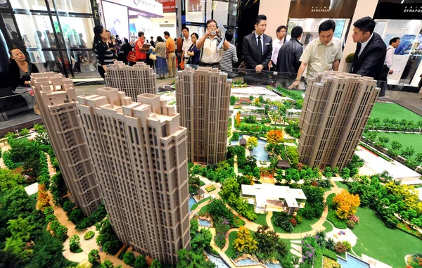 2013年10月3日 中国上海房地产博览会上 中国购房者关注住房模式 — 图库照片