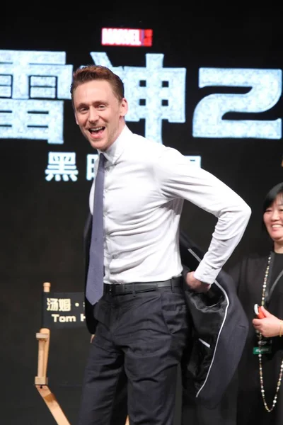 English Actor Tom Hiddleston Puts His Suit Press Conference His — Stock Photo, Image