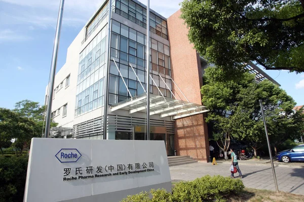 Homme Entre Dans Roche Pharma Research Early Development China Zhangjiang — Photo