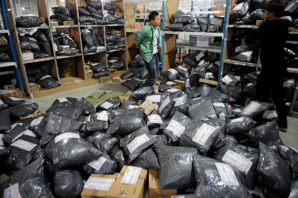 Chinese Workers Sort Parcels Most Which Come Online Shopping Dispatch — Stock Photo, Image