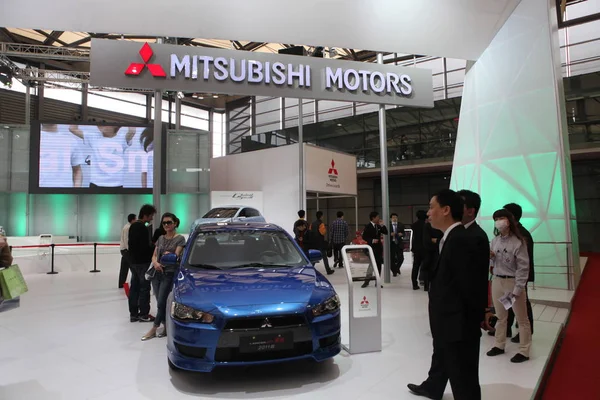 Návštěvníci Auto Výstavě Šanghaji Číně Dubna 2011 Podívejte Vůz Mitsubishi — Stock fotografie