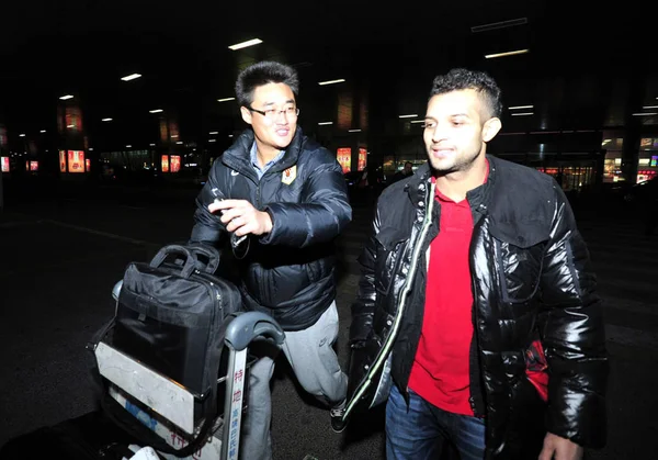 巴西足球运动员吉尔贝托 马塞纳 抵达中国东部山东省济南市济南国际机场 2012年2月23日 — 图库照片