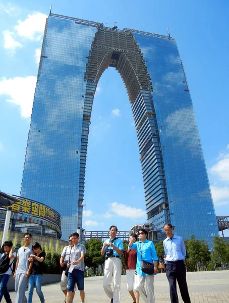 Los Turistas Pasan Por Rascacielos Forma Pantalón Puerta Oriente Construcción — Foto de Stock