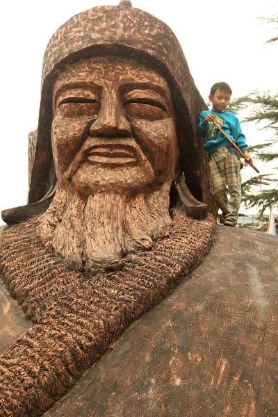 Joven Chino Encuentra Una Escultura Genghis Khan Durante Las Vacaciones — Foto de Stock