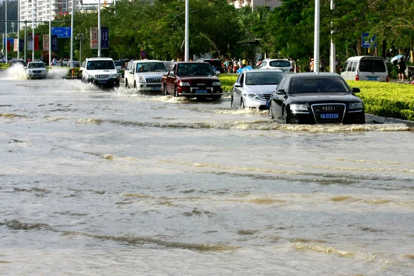 Autók Utazik Egy Elárasztott Úton Miatt Heves Esőzés Okozta Typhoon — Stock Fotó