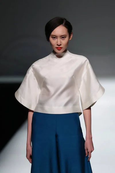 Modelo Muestra Una Nueva Creación Desfile Moda Chu Yan Durante — Foto de Stock