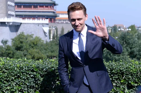 Acteur Anglais Tom Hiddleston Ondule Lors Photocall Pour Promouvoir Son — Photo