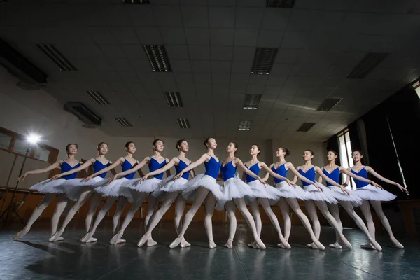 Chińscy Absolwenci Wydziału Baletu Beijing Dance Academy Stwarzają Dla Zdjęć — Zdjęcie stockowe