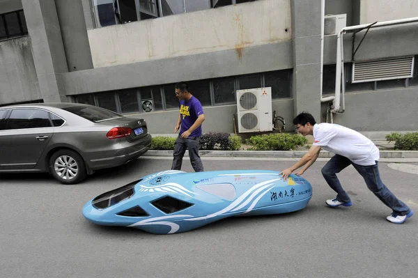 Los Estudiantes Chinos Empujan Coche Carreras Ahorro Energía Casero Durante — Foto de Stock