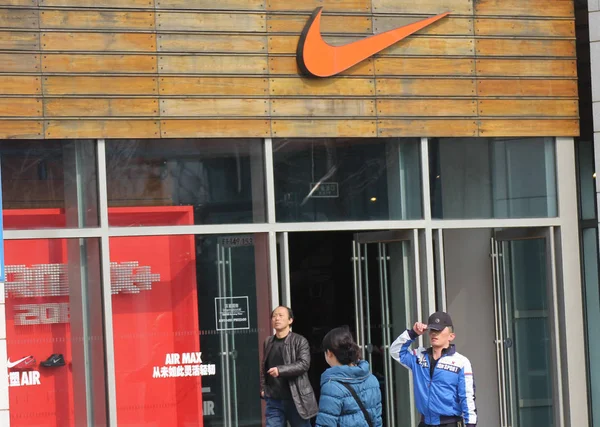 Chodci Projdete Kolem Prodejna Sportovních Přísahy Nike Qingdao City Východní — Stock fotografie