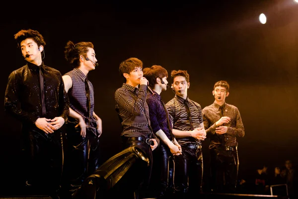 Μέλη Της Νότιας Κορέας Boy Band Εκτελέσει Κατά Διάρκεια Ντεμπούτο — Φωτογραφία Αρχείου