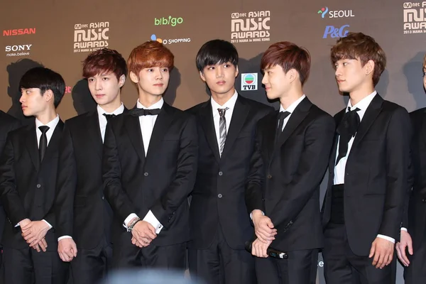 Mitglieder Der Südkoreanisch Chinesischen Boyband Exo Posieren Während Einer Pressekonferenz — Stockfoto