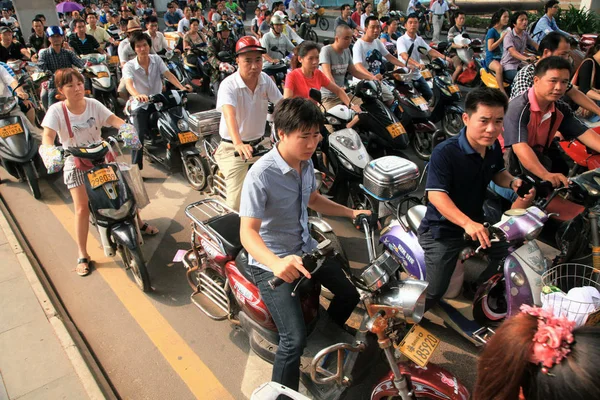 Ciclistas Chinos Montan Sus Bicicletas Eléctricas Scooters Una Carretera Ciudad — Foto de Stock