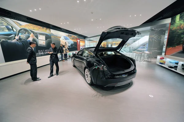 Besucher Betrachten Ein Schwarzes Elektroauto Das Tesla Store Peking China — Stockfoto