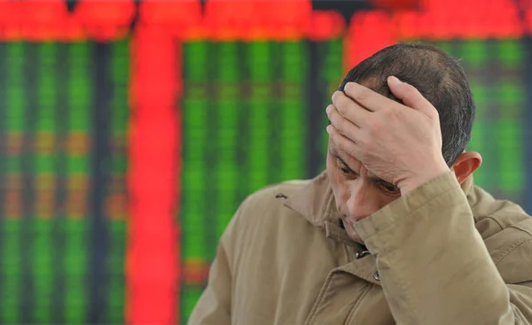 Chiński Inwestor Patrzy Cen Akcji Zielony Cena Spada Domu Maklerskiego — Zdjęcie stockowe
