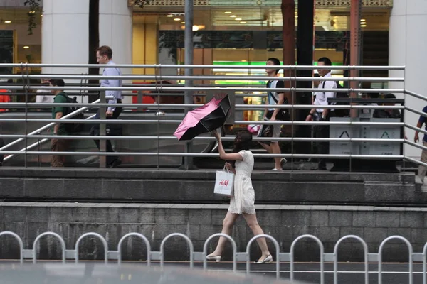 Una Donna Tiene Ombrello Sfida Forte Vento Mentre Cammina Sotto — Foto Stock