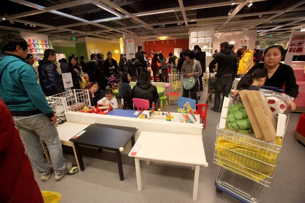Kunden Einem Ikea Laden Während Der Eröffnung Tianjin China Februar — Stockfoto