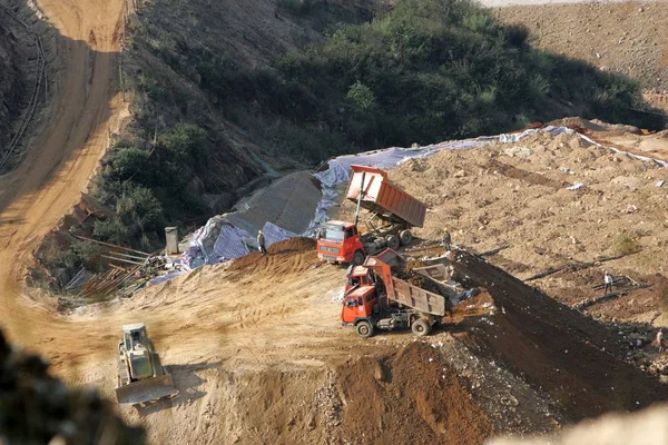 2008年3月18日 中国西南云南省思茅市莫江哈尼族自治县的一个矿井 卡车在矿场卸下稀土 — 图库照片