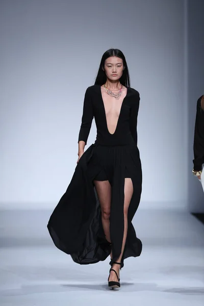 Modell Visar Nya Skapelser Jag Dou Modevisning Shanghai Fashion Week — Stockfoto