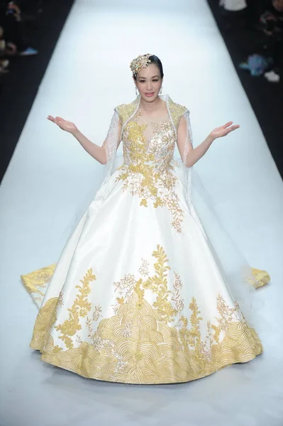 Kanadalı Aktris Christy Chung Peng Jing Tüm Beyaz Haute Couture — Stok fotoğraf